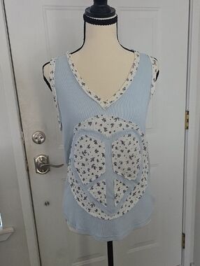 NWOT POL Light Blue Floral Peace Sign V-Neck Tank Size Small
